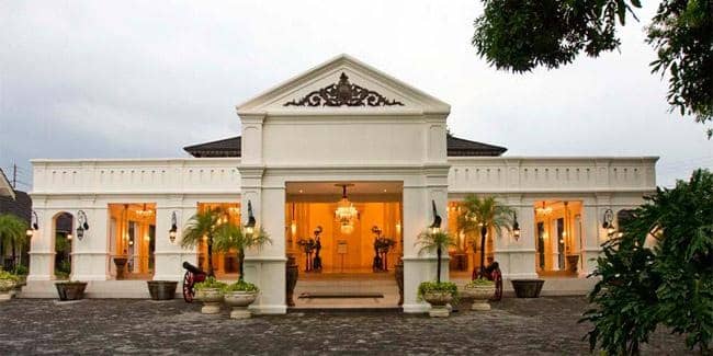 bangunan museum batik danar hadi
