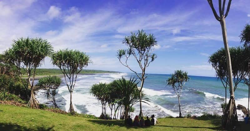 pemandangan di pantai karang tawulan